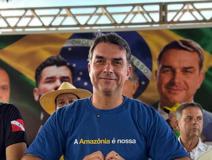 Flávio fala que camisa da seleção é “do Bolsonaro” depois de ensaio de Lula com a amarelinha