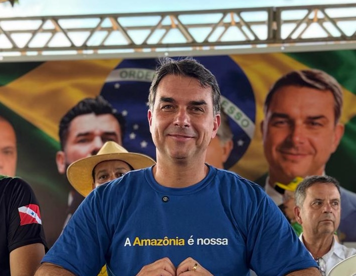 Flávio fala que camisa da seleção é “do Bolsonaro” depois de ensaio de Lula com a amarelinha