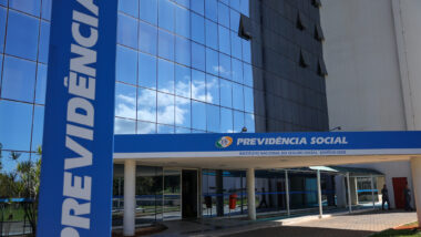 Caso decisão seja confirmada, aposentados que ganharam ações de revisão da vida toda até abril de 2024 podem benefício reduzido. Imagem referente a matéria