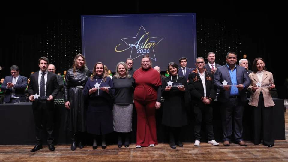 Vencedores do Prêmio Áster ESIC 2026 foram homenageados em cerimônia realizada na Ópera de Arame, em Curitiba. A premiação reconhece empresas, lideranças e iniciativas que se destacam pelo impacto econômico, social e empresarial no Paraná.