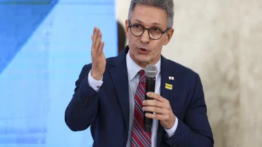 Zema volta a criticar Flávio, mas promete apoio contra Lula no 2º turno