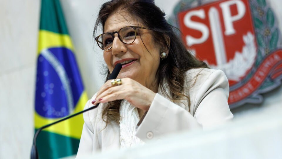 Deputada petista quer retirar nome da mãe de Bolsonaro de viaduto