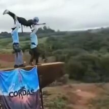 Mulher foi arremessada sem corda de segurança na Ponte do Esqueleto, um local em que a prática é comumente realizada Imagem referente a matéria
