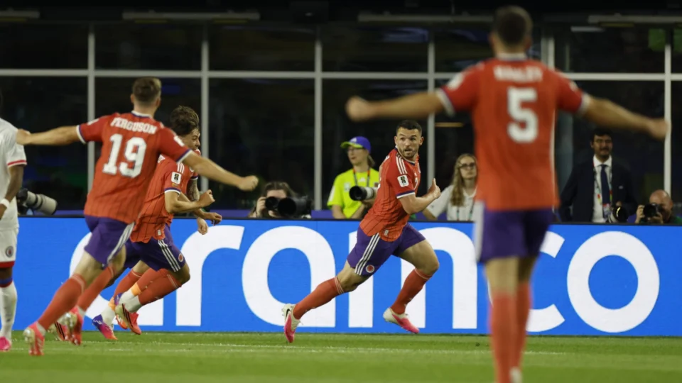 Jogadores da Escócia comemoram gol contra o Haiti