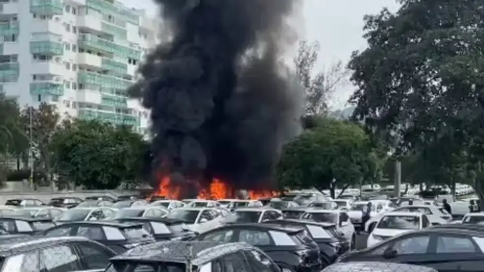 Corpo de Bombeiros foi acionado e trabalha para conter chamas. Moradores registraram acidente.