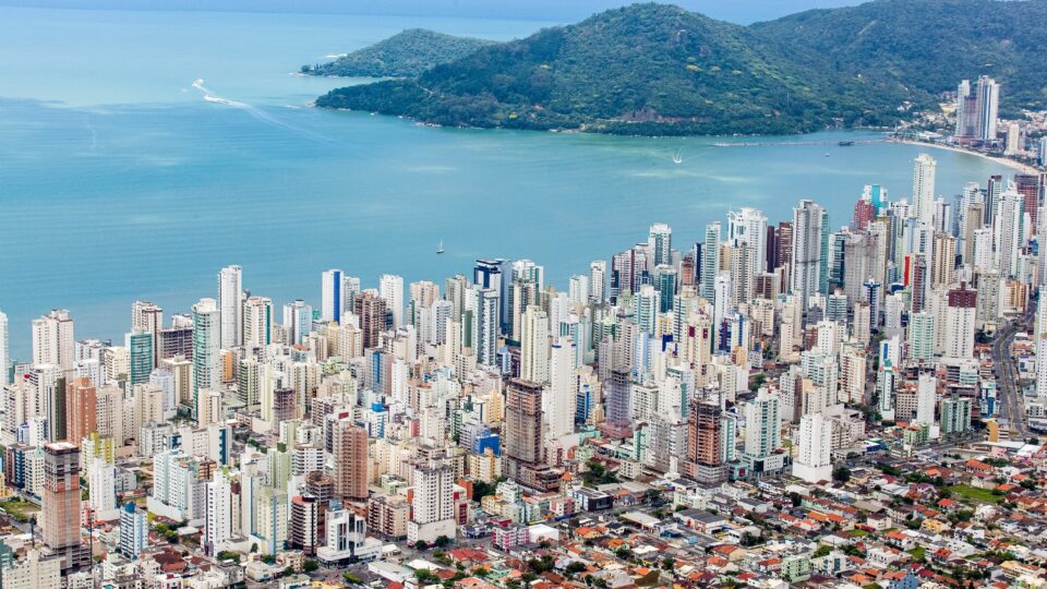 Como Balneário Camboriú pretende levar os arranha-céus para os bairros?