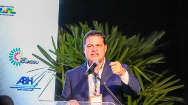 Sandro Alex: "Acho que um senador deveria terminar o mandato de oito anos. Não é para ter mordomia, para usar de trampolim".