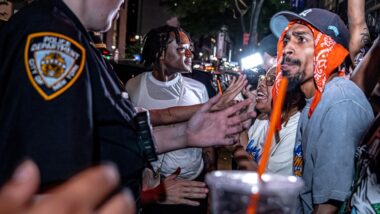 Torcedores do Knicks provocam tumulto enquanto são afastados do local do Jogo 5 das finais da NBA entre o New York Knicks e o San Antonio Spurs, em uma das várias festas espalhadas pela cidade de Nova York. Imagem referente a matéria