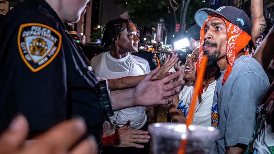 Torcedores do Knicks provocam tumulto enquanto são afastados do local do Jogo 5 das finais da NBA entre o New York Knicks e o San Antonio Spurs, em uma das várias festas espalhadas pela cidade de Nova York.