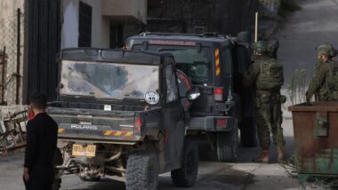 Palestinos observam tropas israelenses realizarem uma incursão militar na vila de Burqa, noroeste de Nablus, Cisjordânia. Em Gaza, UNEWA é acusada de conexões com o Hamas. Imagem referente a matéria