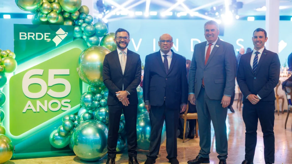 Autoridades, parceiros institucionais e colaboradores participaram da cerimônia que celebrou os 65 anos do BRDE, destacando a trajetória da instituição no financiamento do desenvolvimento econômico, da inovação e da sustentabilidade na Região Sul do Brasil.