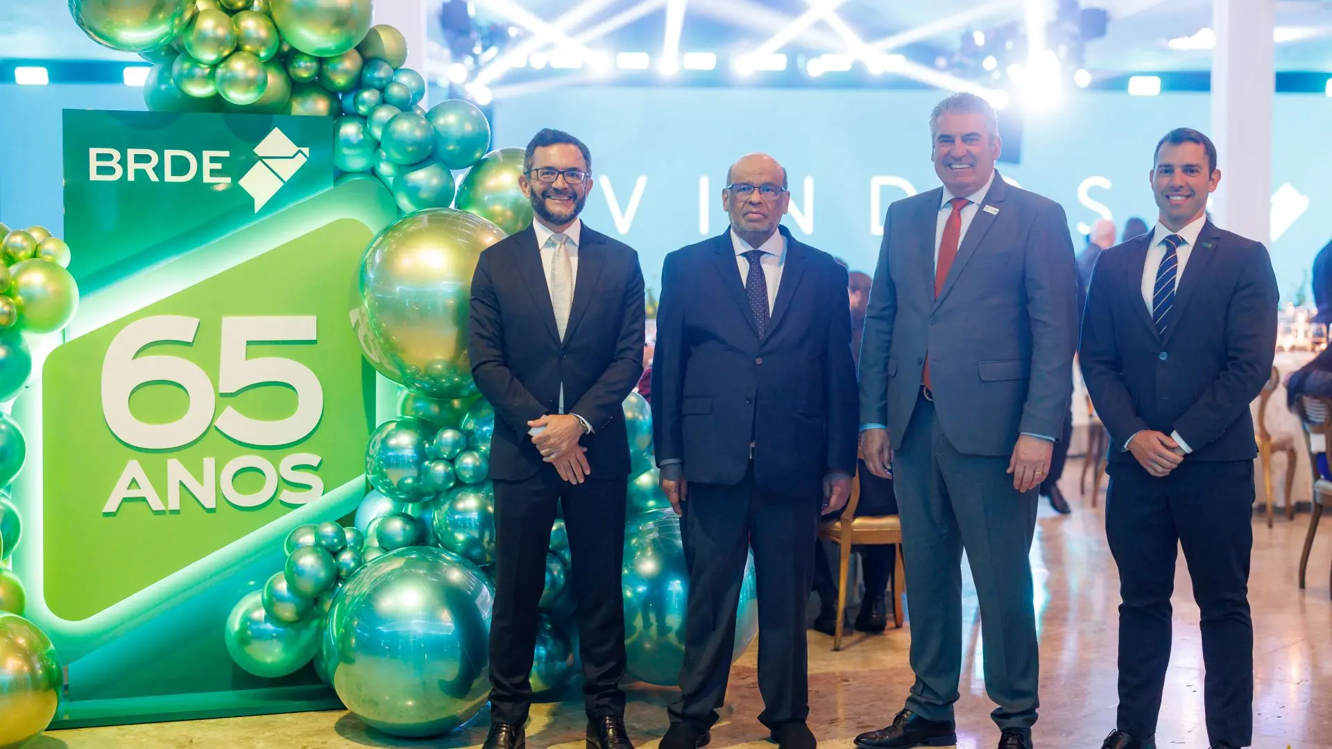 Autoridades, parceiros institucionais e colaboradores participaram da cerimônia que celebrou os 65 anos do BRDE, destacando a trajetória da instituição no financiamento do desenvolvimento econômico, da inovação e da sustentabilidade na Região Sul do Brasil.