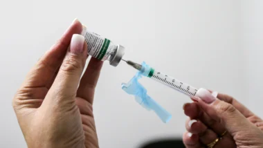 Cobertura contra gripe segue abaixo da meta; Paraná espera 565 mil doses.