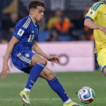 Yasin Ayari (de uniforme azul) disputa uma bola durante a partida entre Suécia e Ucrânia, nas eliminatórias para a Copa: jogador viralizou com um gesto que trouxe à tona discusões sobre o conceito de identidade nacional Imagem referente a matéria