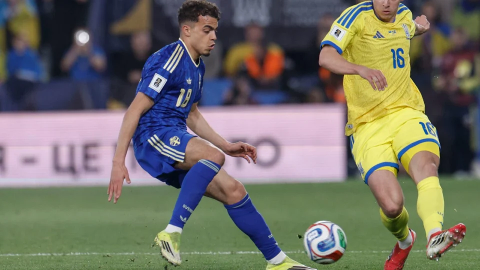 Yasin Ayari (de uniforme azul) disputa uma bola durante a partida entre Suécia e Ucrânia, nas eliminatórias para a Copa: jogador viralizou com um gesto que trouxe à tona discusões sobre o conceito de identidade nacional