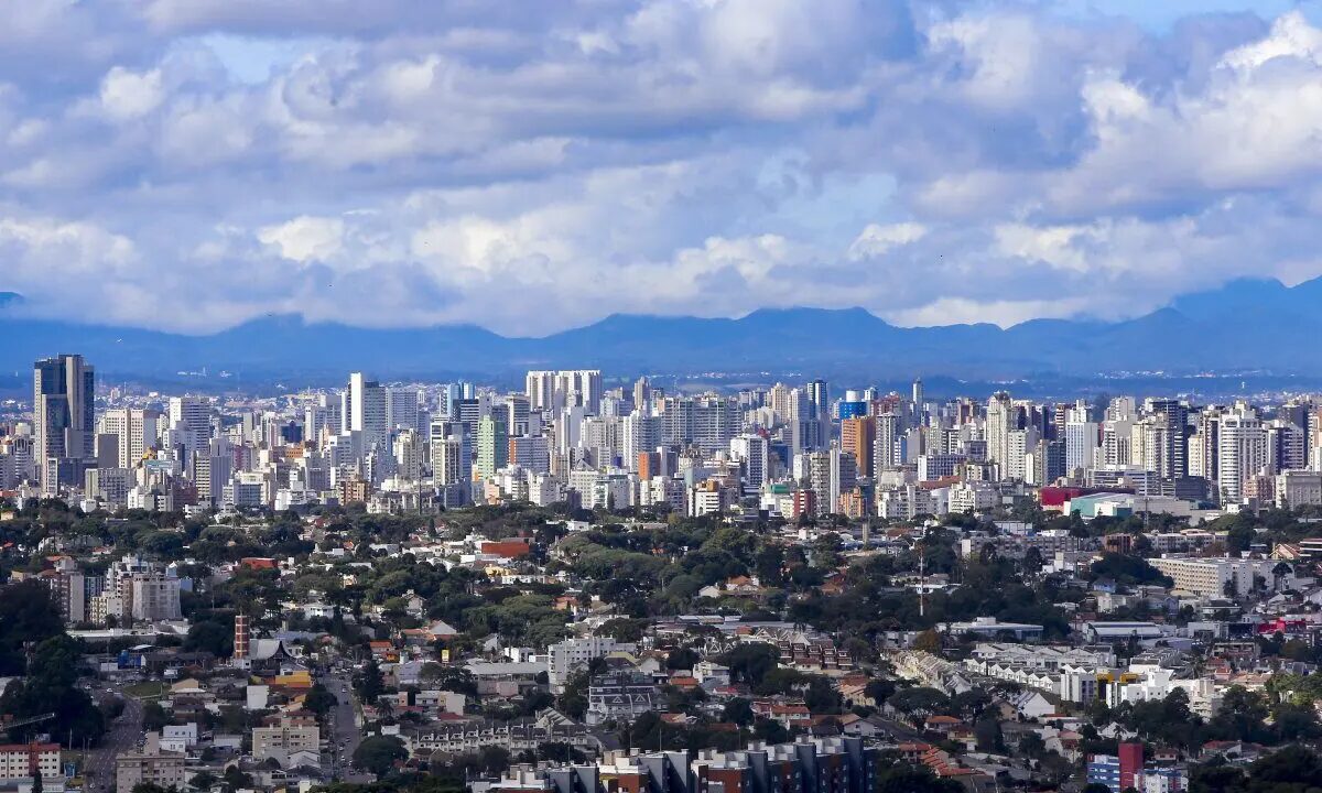 Por que Curitiba vive uma explosão de moradores sozinhos e apartamentos compactos?