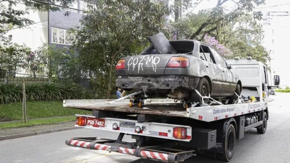 “Carros fantasmas” em Curitiba: prefeitura faz quase 5 mil vistorias e leva veículos abandonados a leilão