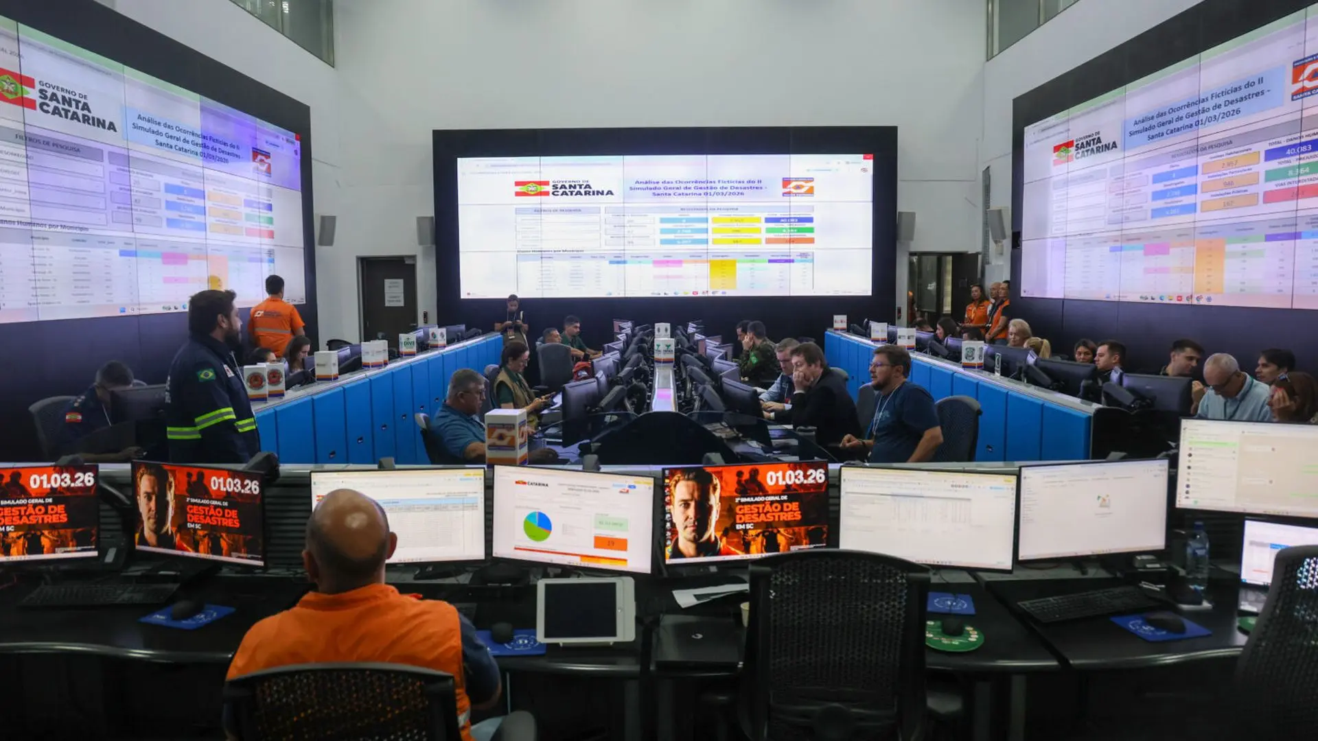 Capacitação de gestores municipais integra a estratégia de Santa Catarina para fortalecer a prevenção, aprimorar protocolos e ampliar a capacidade de resposta diante de eventos extremos.