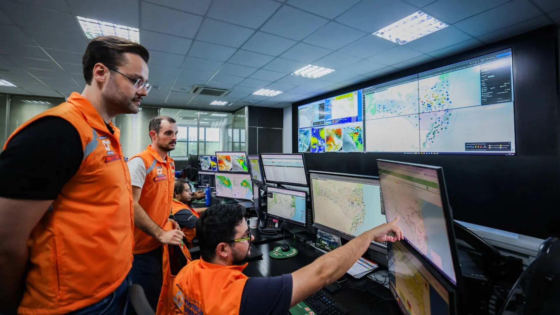 O monitoramento permanente realizado pela Defesa Civil permitiu identificar com antecedência os sinais de formação do El Niño, reforçando as ações preventivas e a preparação do Estado para possíveis eventos extremos.