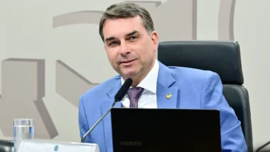 Flávio Bolsonaro defende Bolsa Família e fala em evitar erros do pai