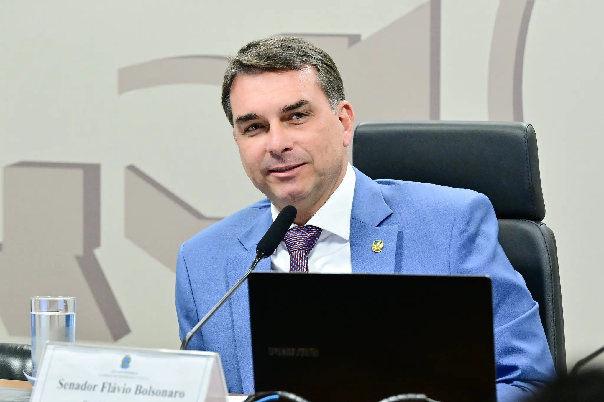 Flávio Bolsonaro defende Bolsa Família e fala em evitar erros do pai