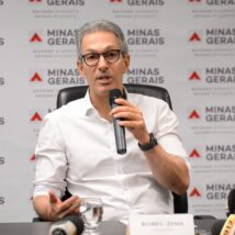 Zema reforçou críticas a Flávio Bolsonaro e minimizou pedido de Eduardo para que PL rompa com o Novo. Imagem referente a matéria