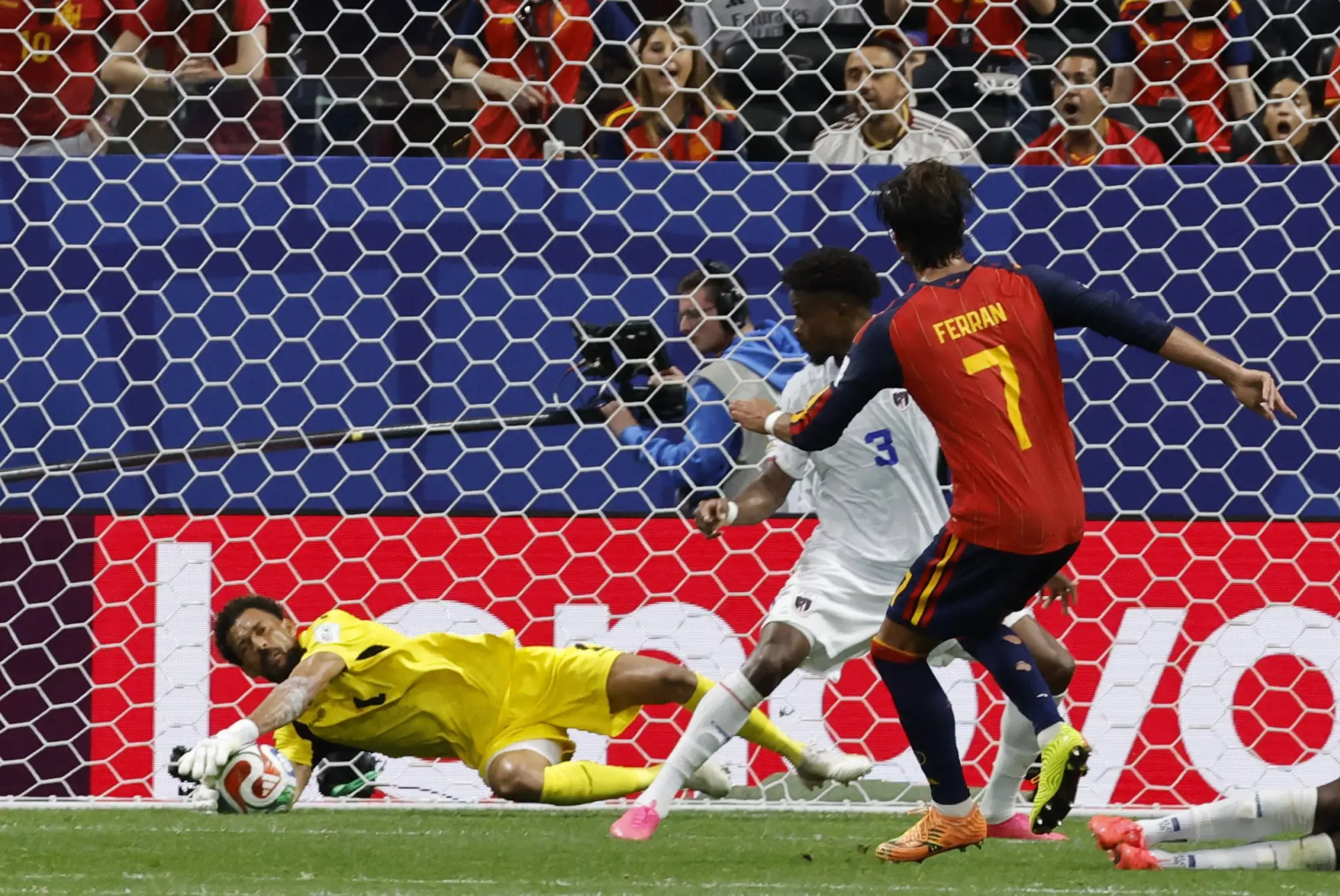 Goleiro Vozinha, de Cabo Verde, faz defesa contra a Espanha