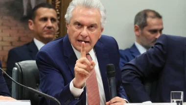 Flávio Bolsonaro perdeu a chance de ganhar de Lula, diz Caiado