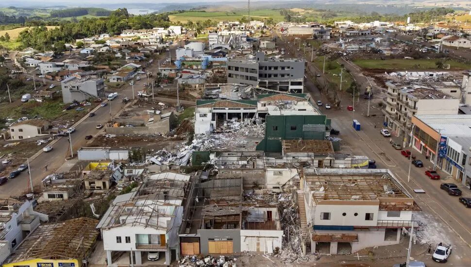 Sete meses após o tornado, Rio Bonito do Iguaçu concluiu apenas duas das 17 obras previstas.
