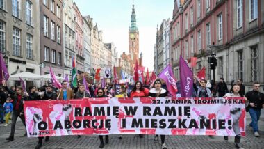 Protesto a favor do aborto em Gdansk, na Polônia, em março de 2026. Imagem referente a matéria