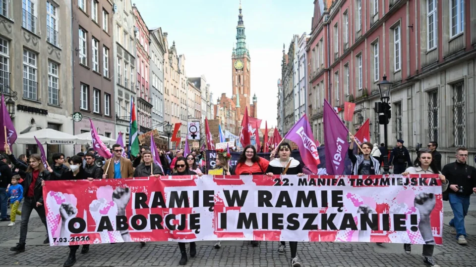 Protesto a favor do aborto em Gdansk, na Polônia, em março de 2026.
