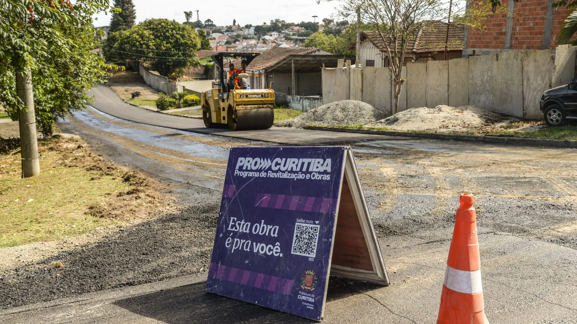 Obras de requalificação viária avançam em diferentes bairros para modernizar a infraestrutura urbana da capital.