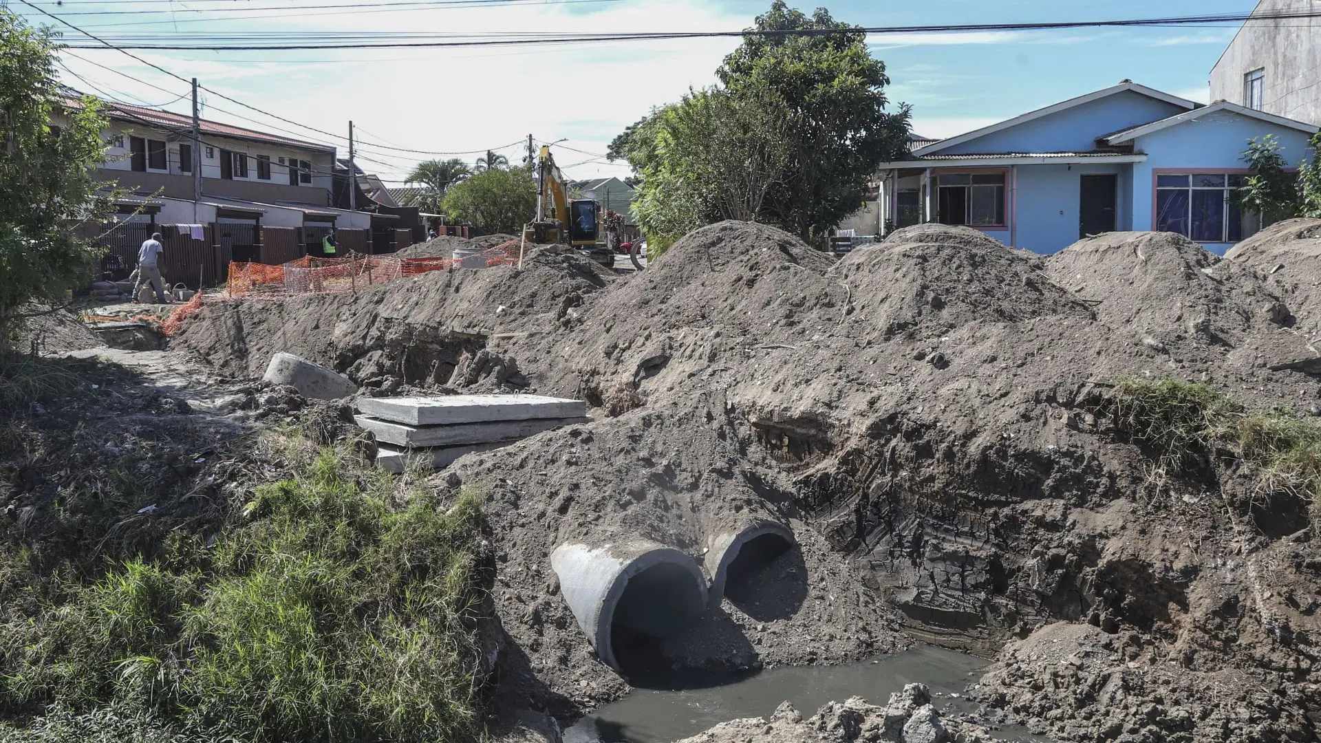 Obras de drenagem ampliam a capacidade de escoamento das águas e reforçam a prevenção de alagamentos em áreas urbanas.