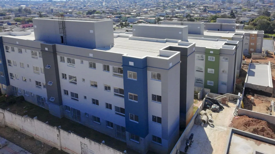 Projetos habitacionais ampliam o acesso à moradia e impulsionam a transformação urbana em diferentes regiões da cidade.