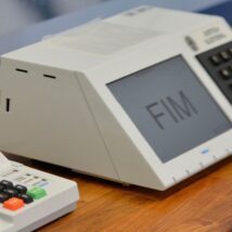 É preciso dizer com todas as letras. Assédio eleitoral não se resume à ameaça explícita de demissão. A prática pode se manifestar de forma muito mais sofisticada e, por isso mesmo, mais perigosa. Imagem referente a matéria