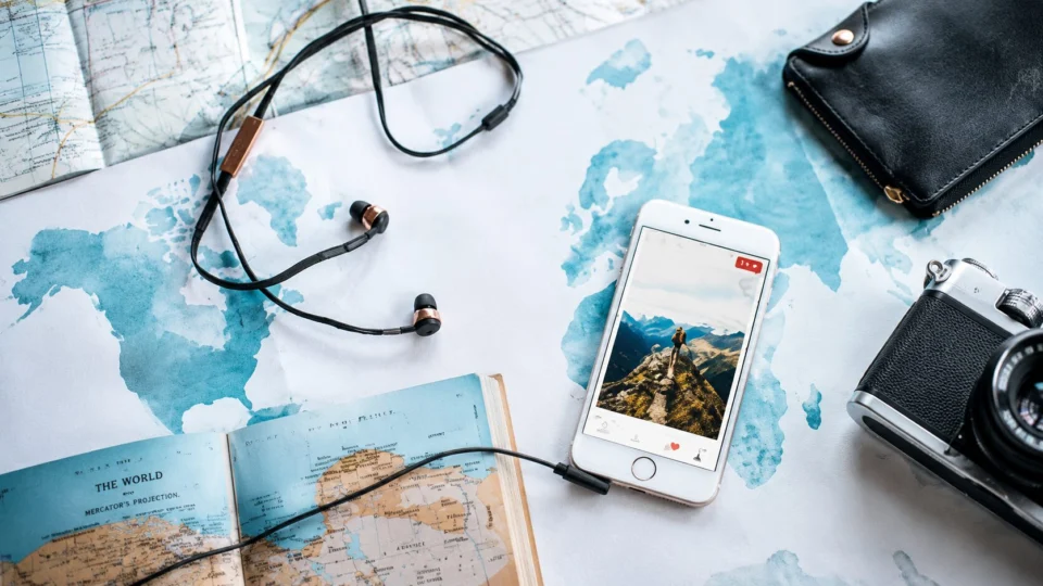 Tecnologia, inteligência artificial e conectividade estão transformando a forma como os viajantes planejam roteiros, acessam informações e vivenciam experiências em destinos turísticos ao redor do mundo.