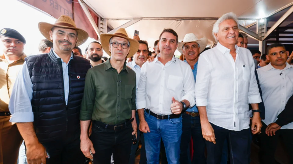 Zema (Novo), Flávio Bolsonaro (PL) e Caiado (PSD)