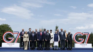 Líderes mundiais reunidos para foto oficial do G7, na França. Na foto, Lula aparece no canto direito.