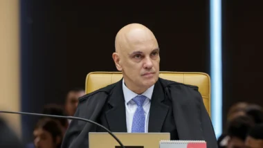 “Recebeu Pix de milhões do pai”, diz Moraes ao impor multa a Eduardo