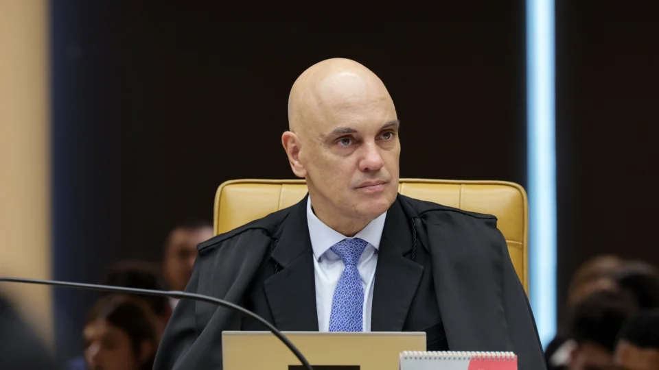 “Recebeu Pix de milhões do pai”, diz Moraes ao impor multa a Eduardo