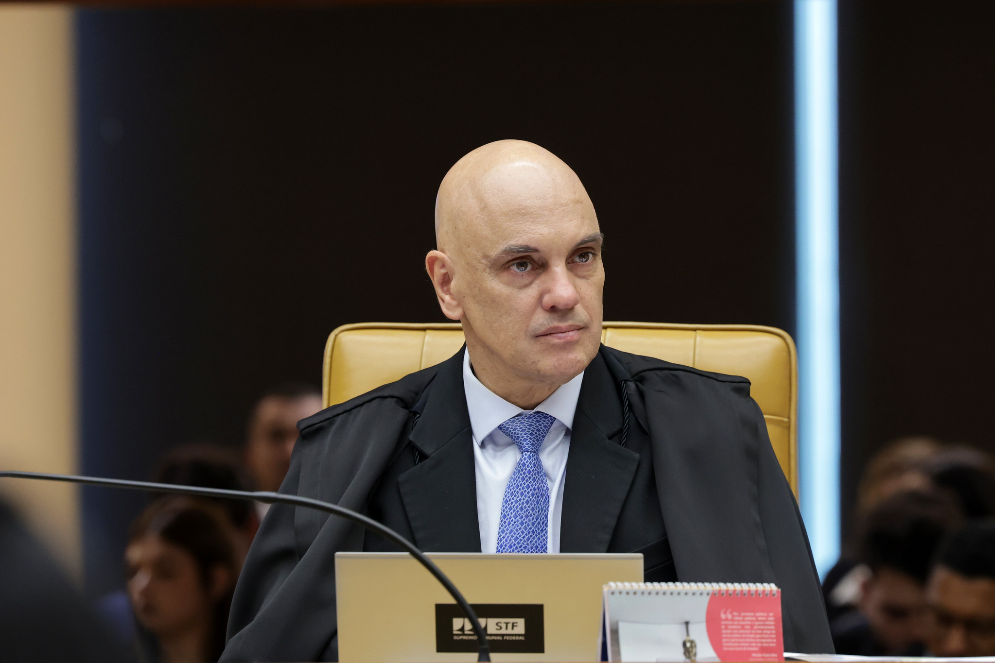 “Recebeu Pix de milhões do pai”, diz Moraes ao impor multa a Eduardo