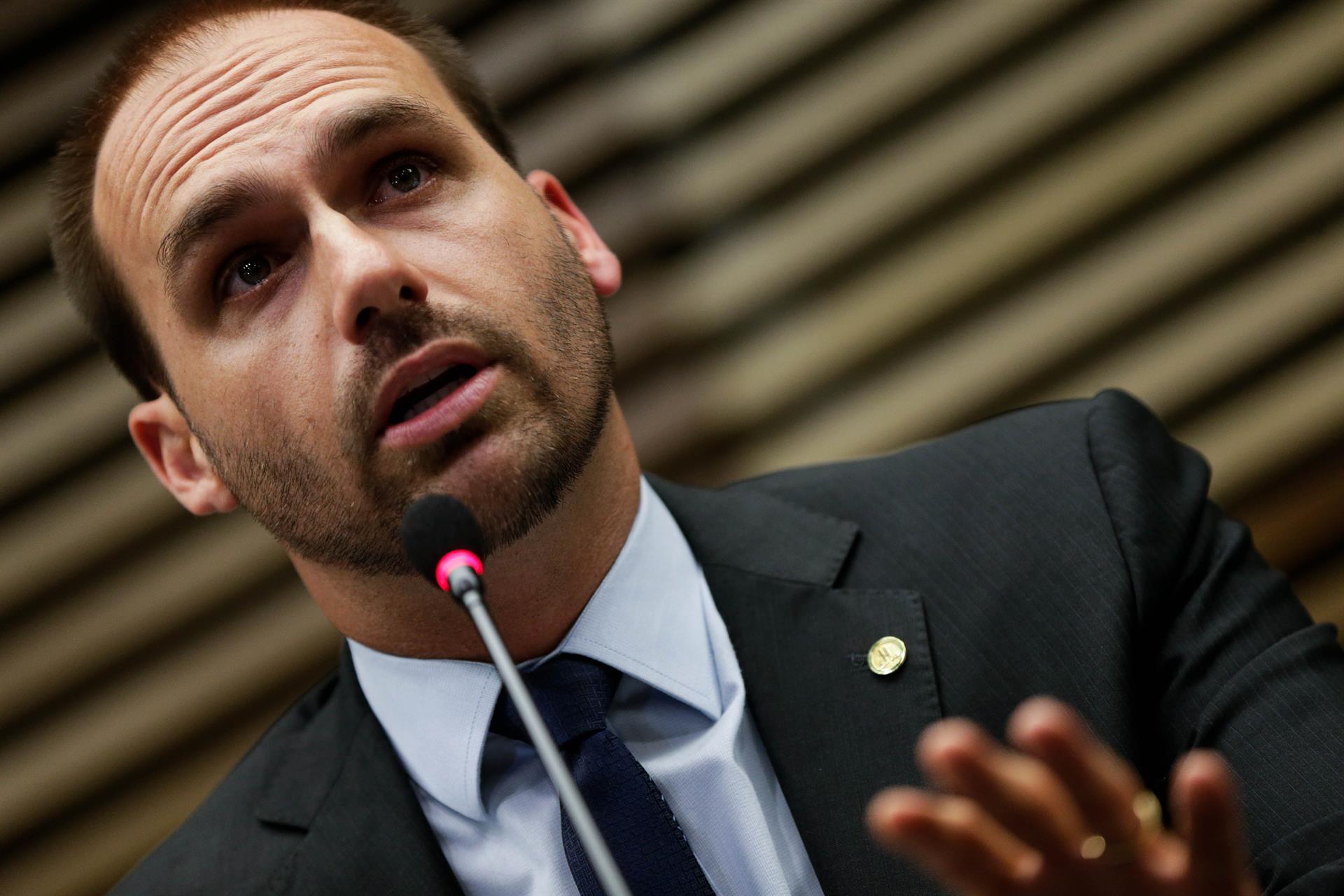 Eduardo Bolsonaro classificou o julgamento como “sem pé nem cabeça” e questionou a atuação de Alexandre de Moraes.