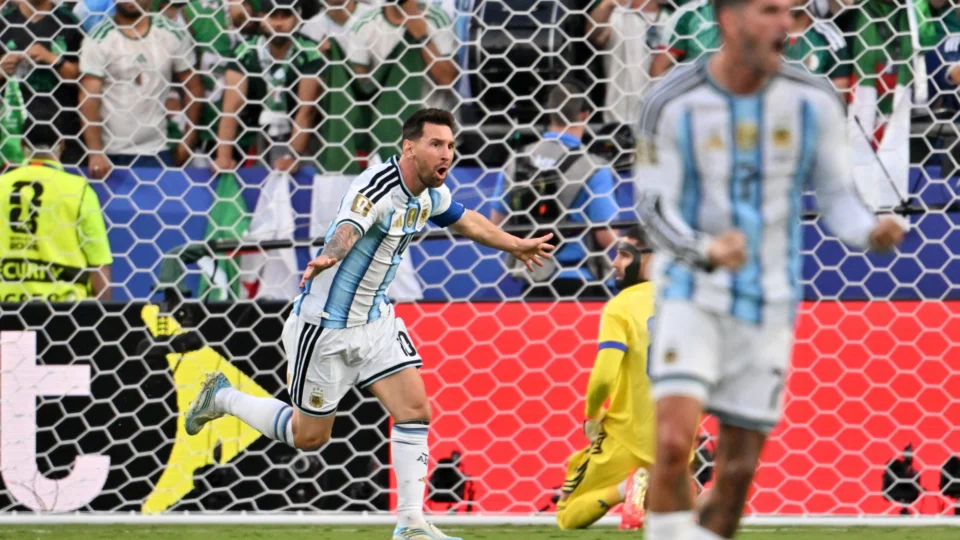 Messi comemora gol contra a Argélia