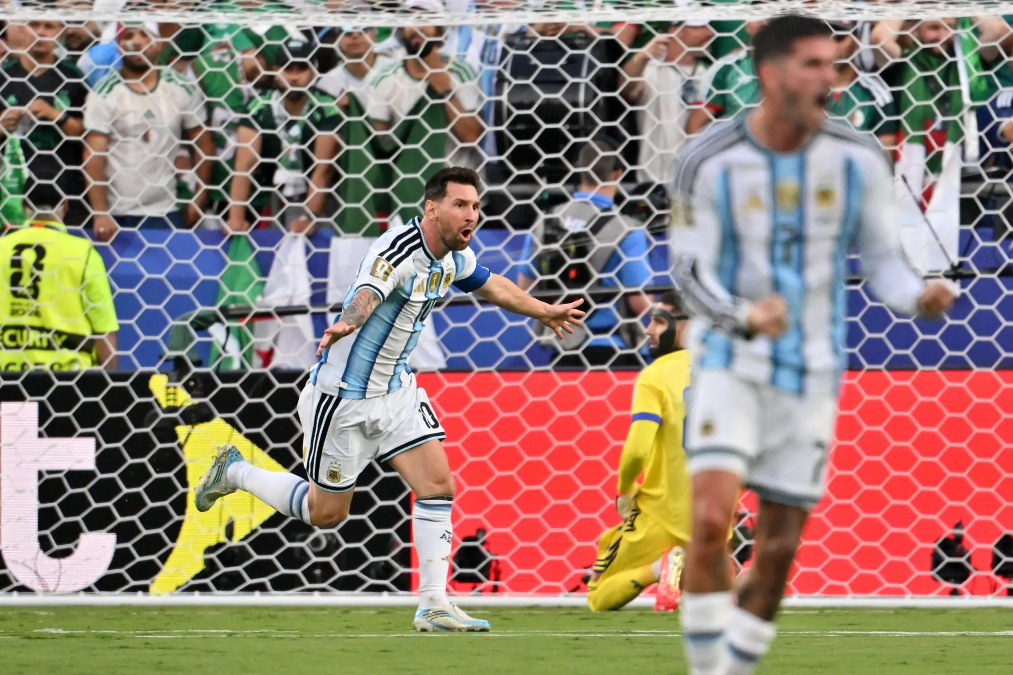 Messi comemora gol contra a Argélia