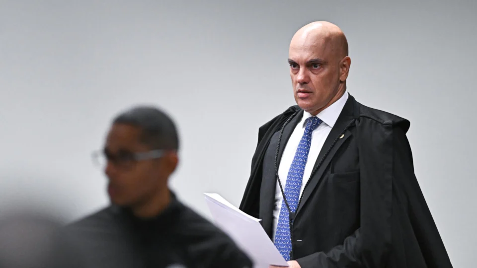 Ministro enfrenta uma ação da Rumble e da Trump Media por abusos que teriam atingido americanos.