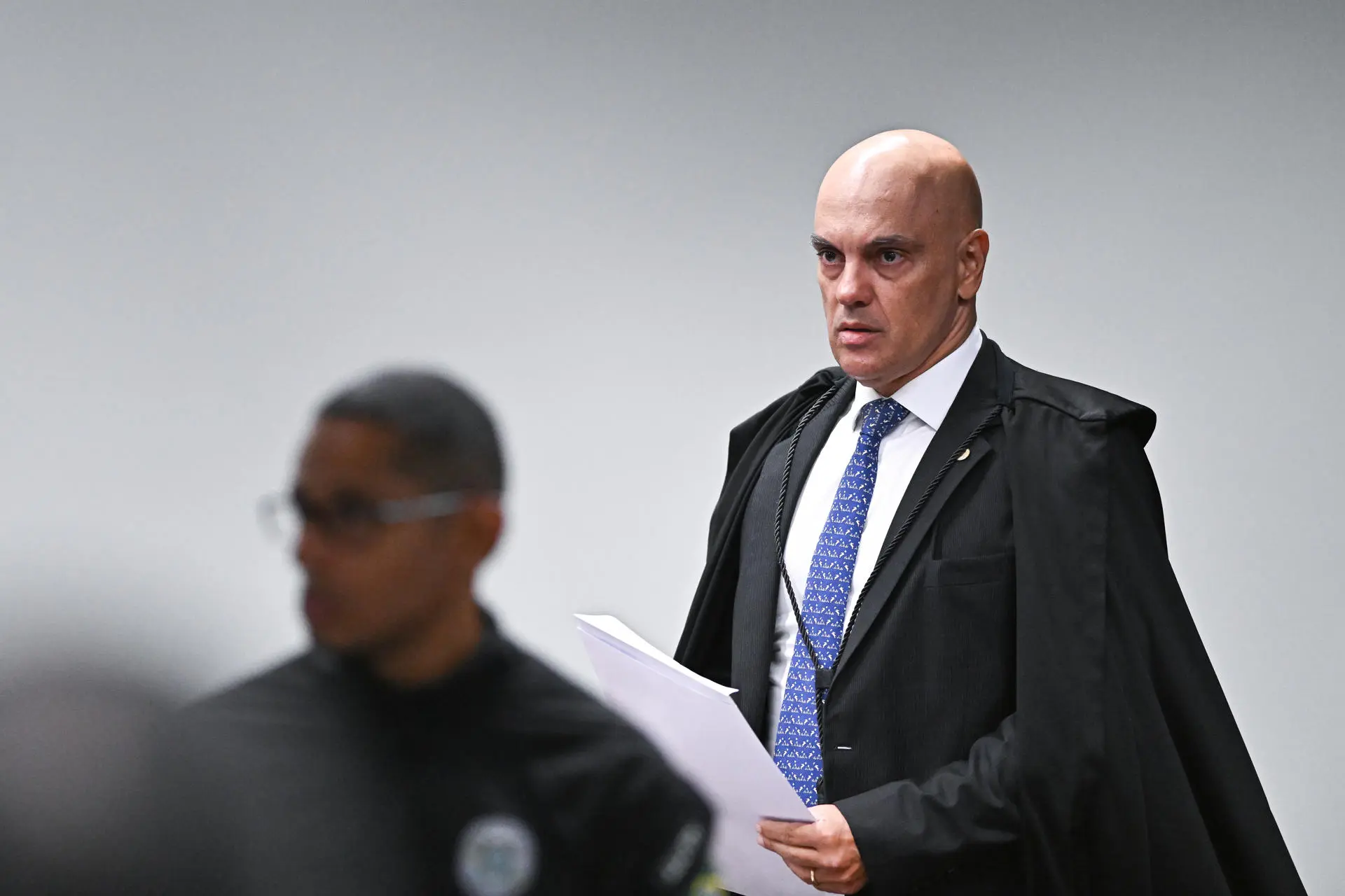 Ministro enfrenta uma ação da Rumble e da Trump Media por abusos que teriam atingido americanos.