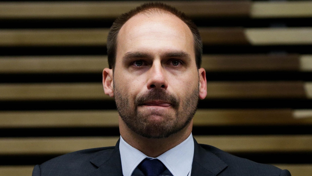 Imprensa internacional repercute condenação de Eduardo Bolsonaro e lembra do tarifaço de 2025