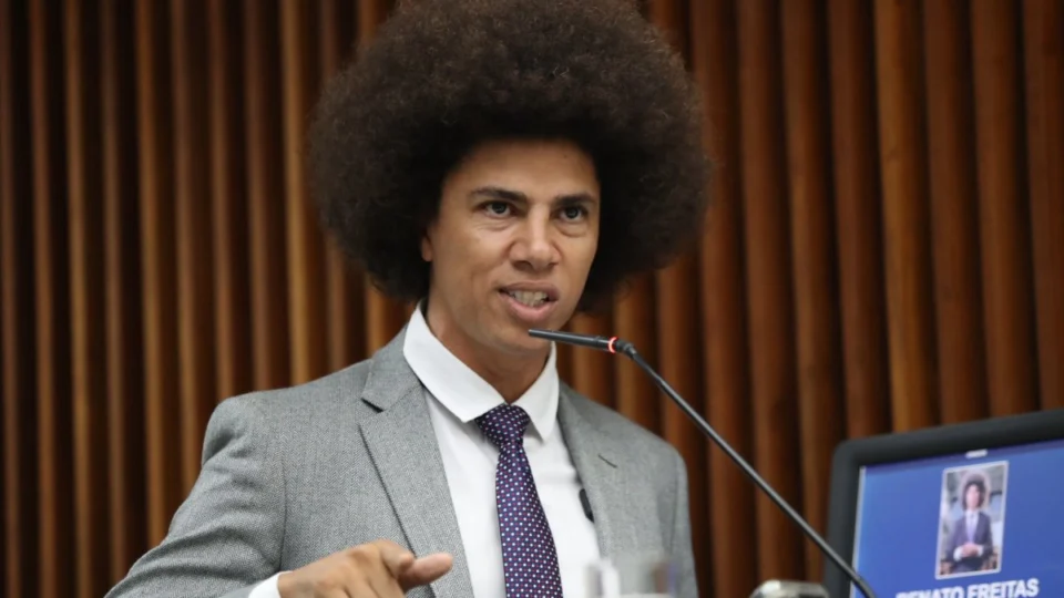 Alep recorre ao STJ para retomar a cassação de Renato Freitas (PT), suspensa pelo TJPR.