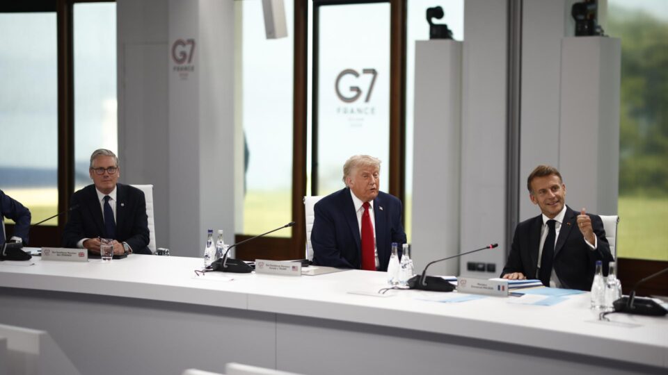 Trump diz que memorando não é acordo final e que EUA atacarão se Irã não “se comportar”