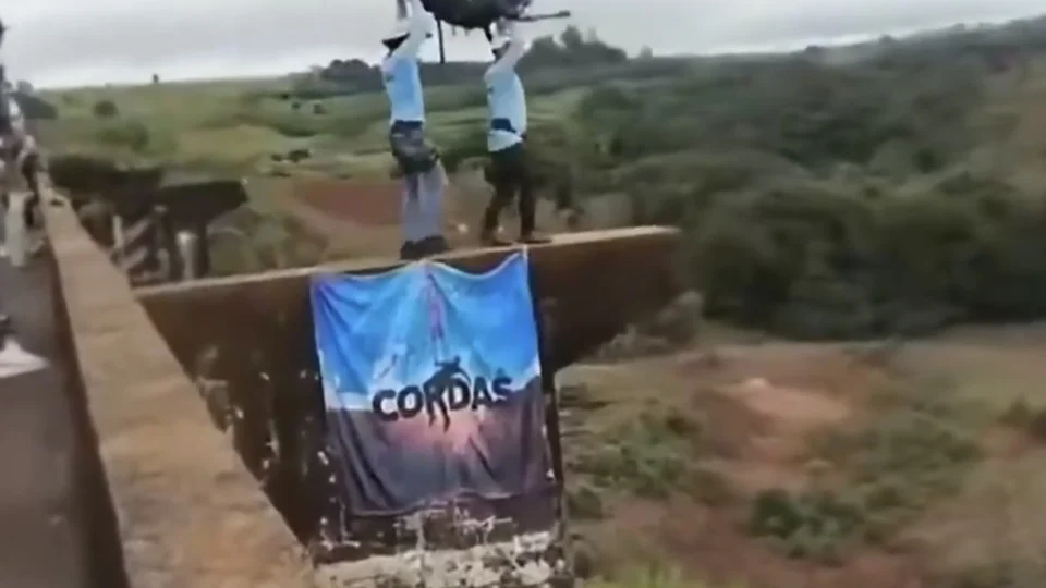 Faixa na lateral da ponte continha a palavra "cordas", item essencial para garantir a sobrevivência no salto, mas que acabou não sendo colocado em Maria Eduarda.